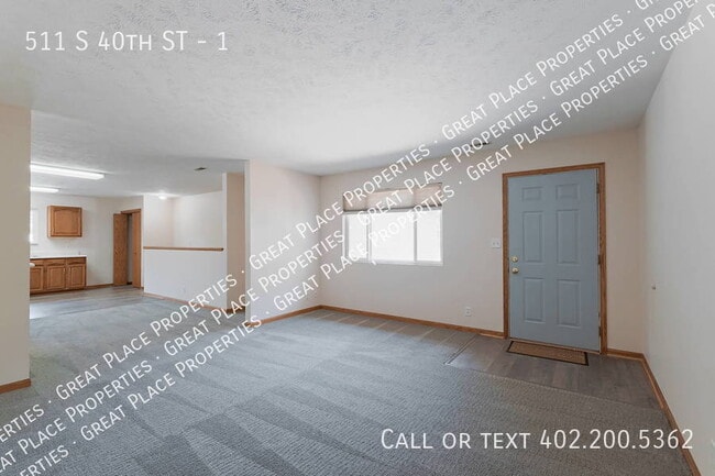 Building Photo - 3 Bed 2 Bath Duplex