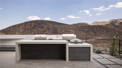 Building Photo - 692 Scenic Cliff Dr