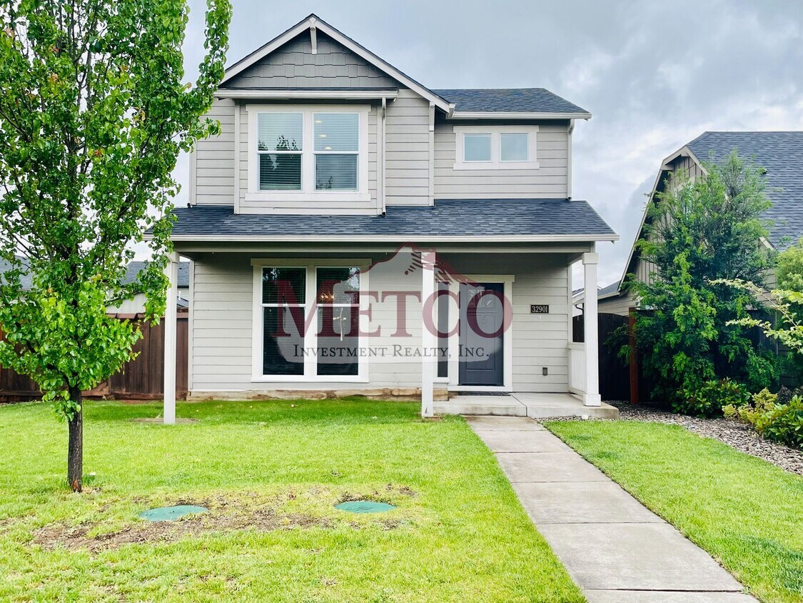 Primary Photo - Beautiful Coburg 3 Bed / 2.5 Bath Crafstma...
