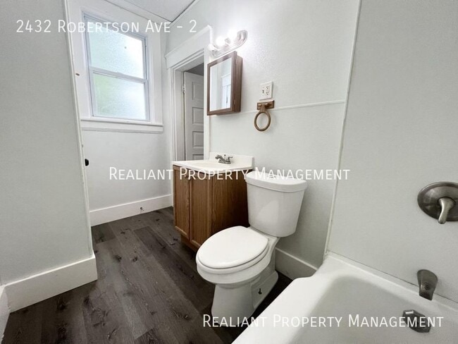 Foto del edificio - 2432 Robertson Ave