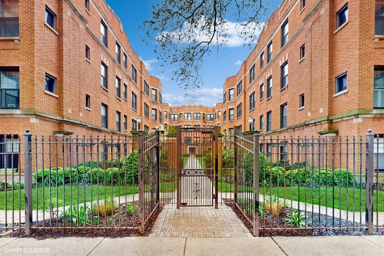 Primary Photo - 1114 W Pratt Blvd