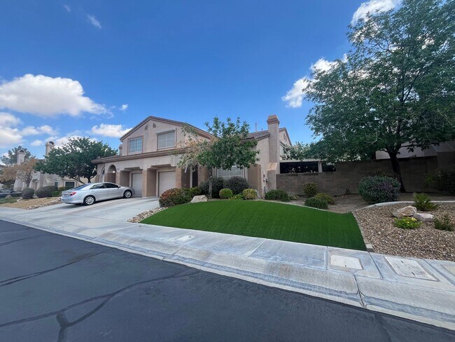 Building Photo - Charming Oversized 2 Bed, 2 Bath Townhouse...