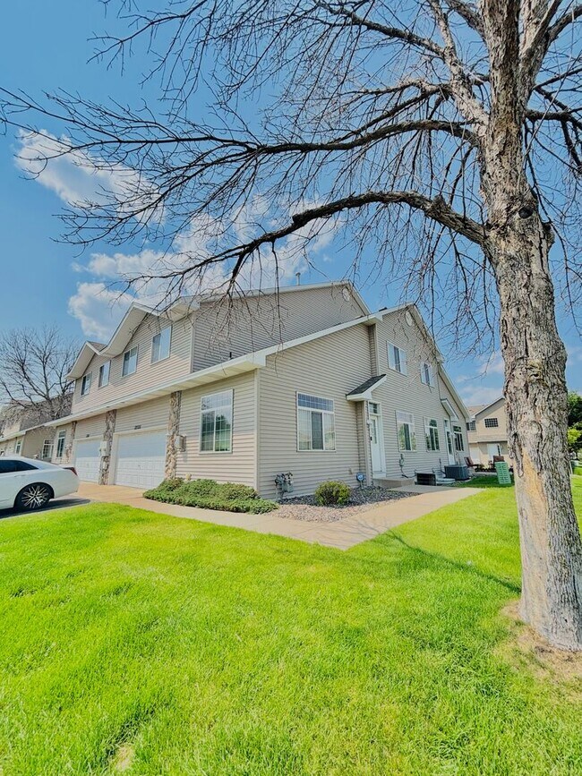 Foto del edificio - Spacious 3bed Townhome in Coon Rapids.  FI...