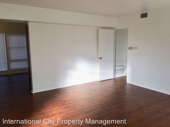 Building Photo - 3692-3692B Country Club Dr