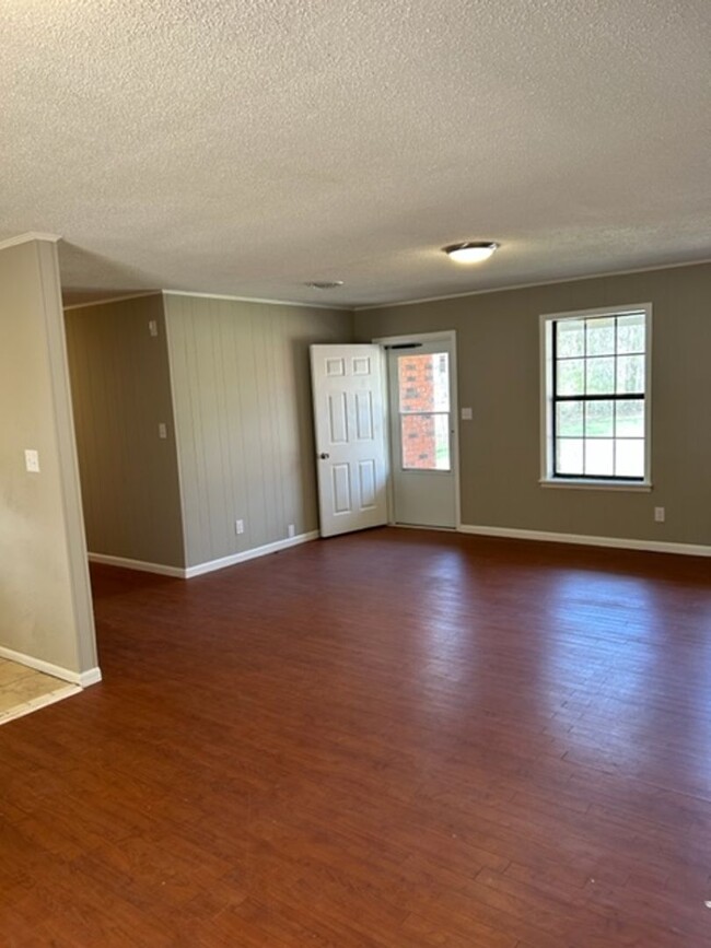 Building Photo - Renovated 3 Bedroom 1.5 Bath Home for Rent!