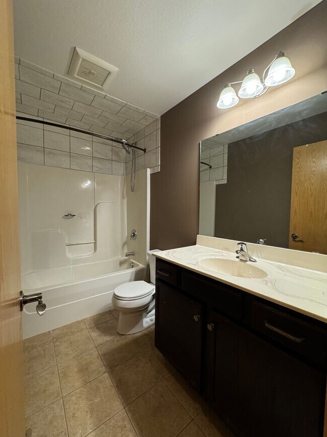 Foto del edificio - Dogs are welcome no cats. Available January 1, 2026 NW Rochester 4 bedroom 3 bath 2 car attached ...
