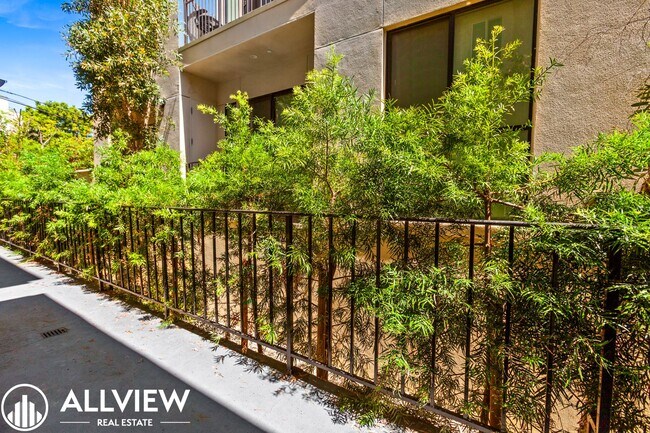 Foto del edificio - Beautifully Upgraded 2-Bed, 3-Bath Townhouse in Prime Westwood LA Area