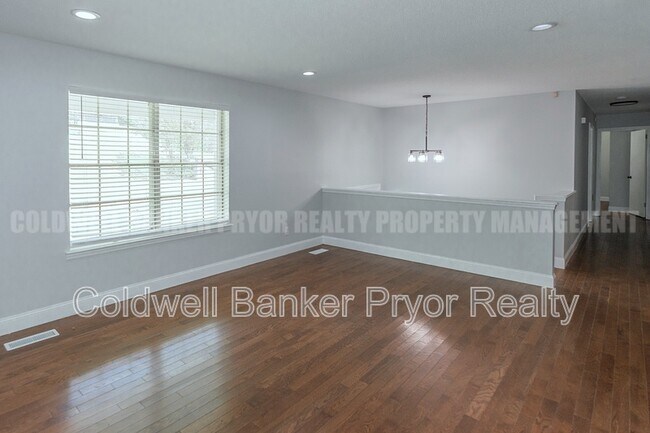 Building Photo - 313 Maple Way