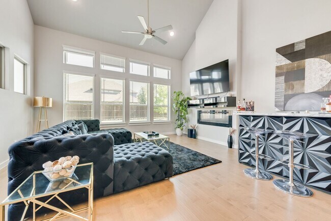 Foto del edificio - Stunning 5-Bedroom Home with Modern Featur...
