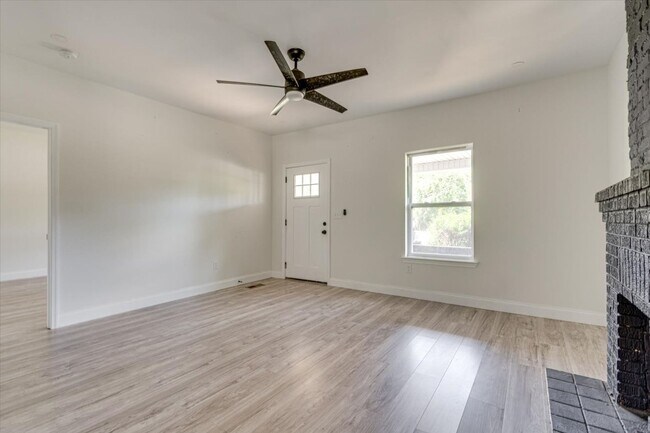 Foto del edificio - Spacious 4-Bedroom Home in Quiet Neighborh...