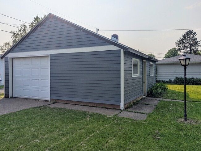 1+ car detached garage - 1010 E 3rd St
