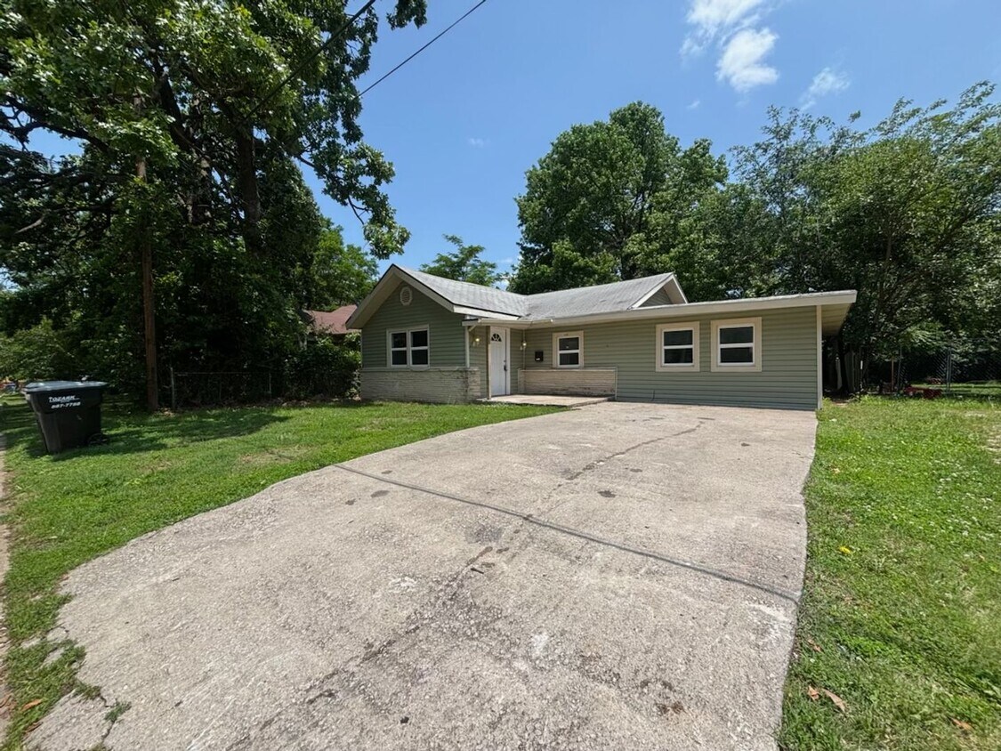 Foto principal - Available Now 4 bedroom 2 full bathroom home!