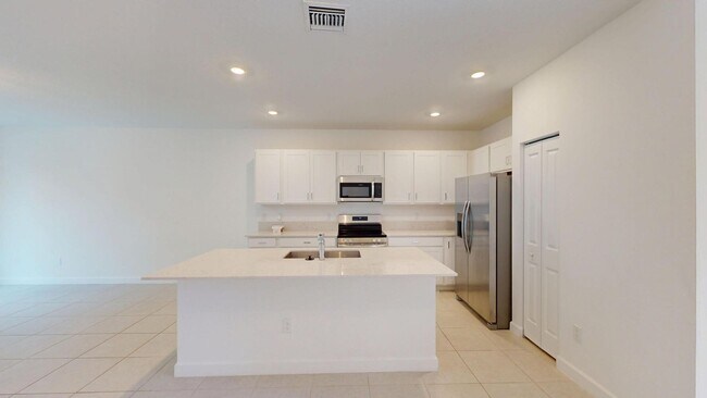 Foto del edificio - 4643 Hollister Ave