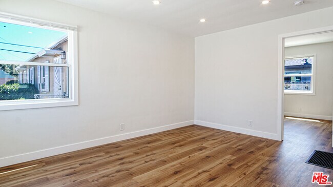 Foto del edificio - 4525 W Broadway