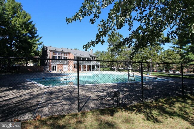 Foto del edificio - 18050 Chalet Dr