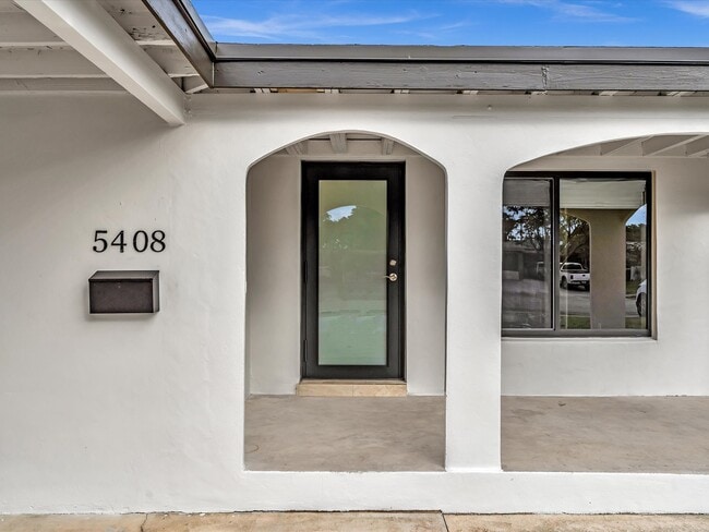 Puertas y ventanas a prueba de huracanes - 5408 NE 3rd Ter