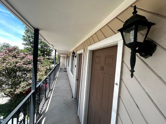 Building Photo - 1010 W 23rd St