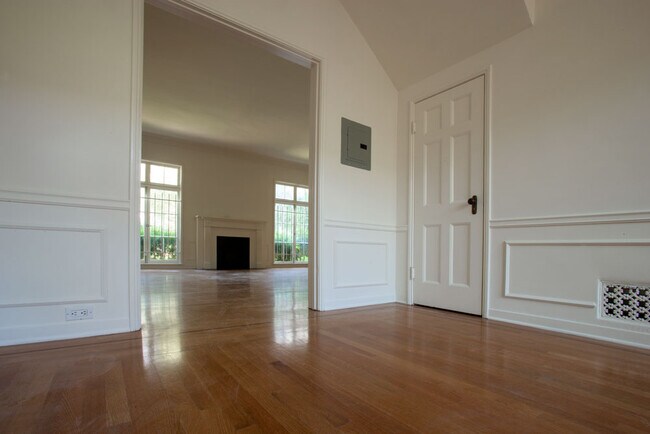 Sala de estar desde el comedor - 8344 De Longpre Ave