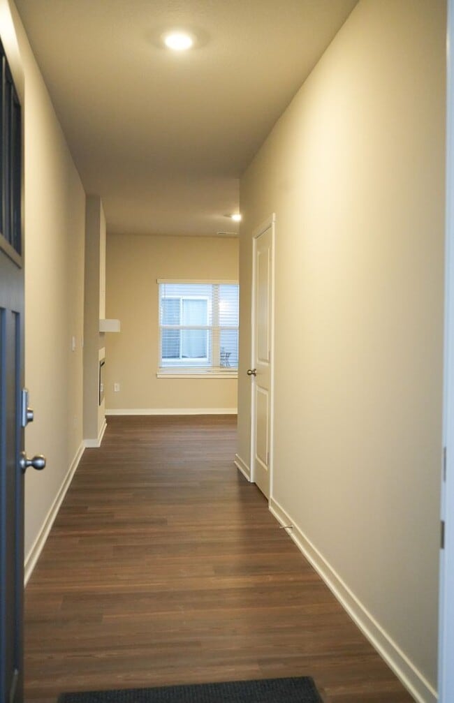 Foto del edificio - Available April 1st!! Townhome!! Near to I...