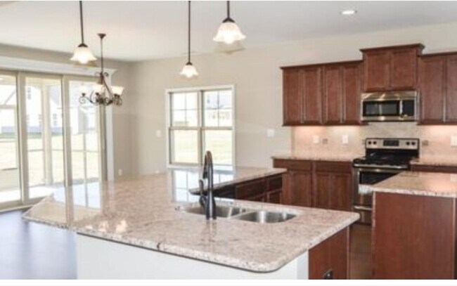 Foto del edificio - NEW LISTING- 4 bd/ 2.5 ba located MINUTES ...