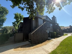 Building Photo - 1190 S Winery Ave