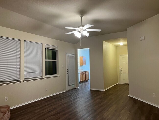 Foto del edificio - 3/2 House near Fisher Park / No Carpet / Fenced in Yard / NBISD