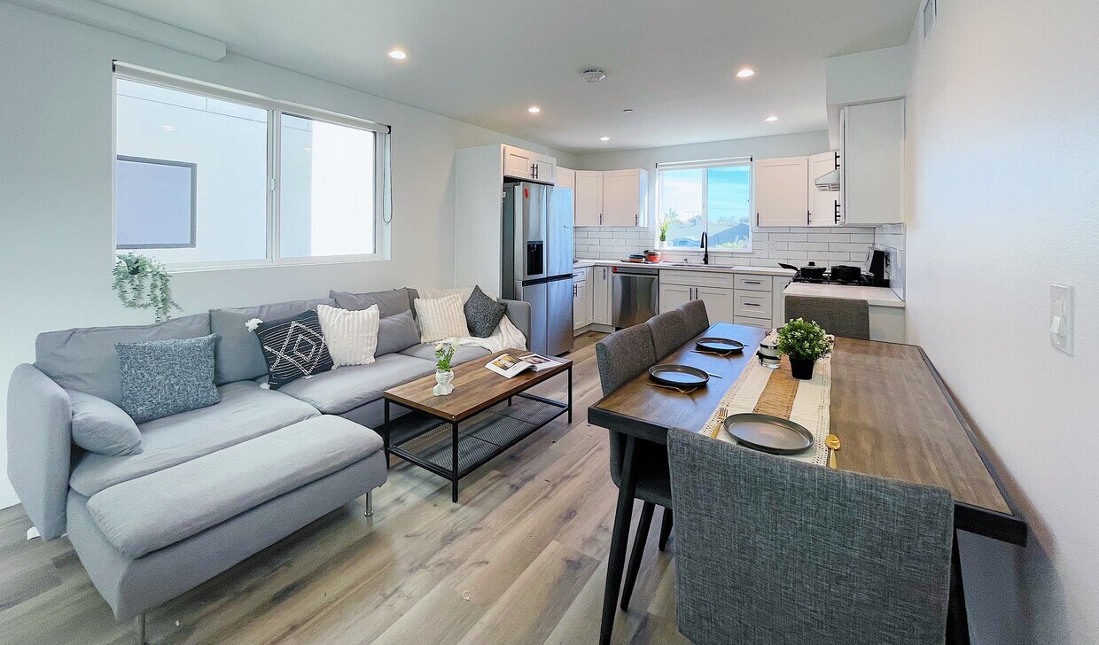 1297 W 36th St Housing near USC Apartments in Los Angeles, CA