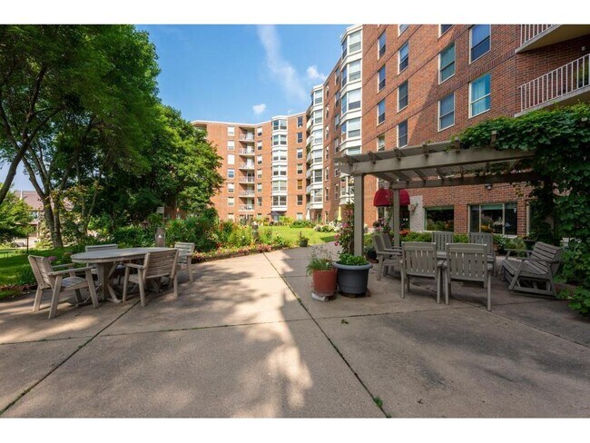 Foto del edificio - 1425 W 28th St