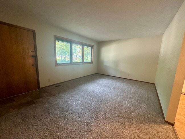 Building Photo - 3 bedroom, 2 bath in NE Lincoln