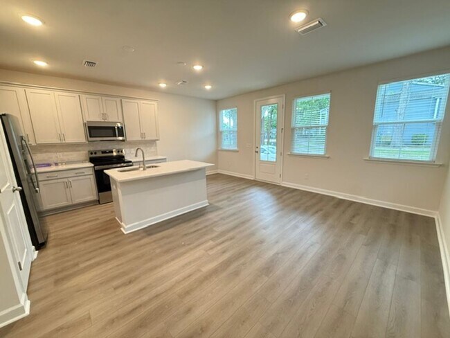 Building Photo - 3 Bedroom 2.5 Bathroom Townhouse in Summerville