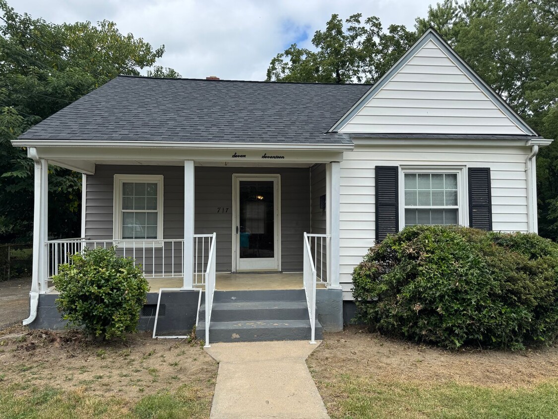 Foto principal - Newly updated 3 bedroom 1 bath with hardwo...