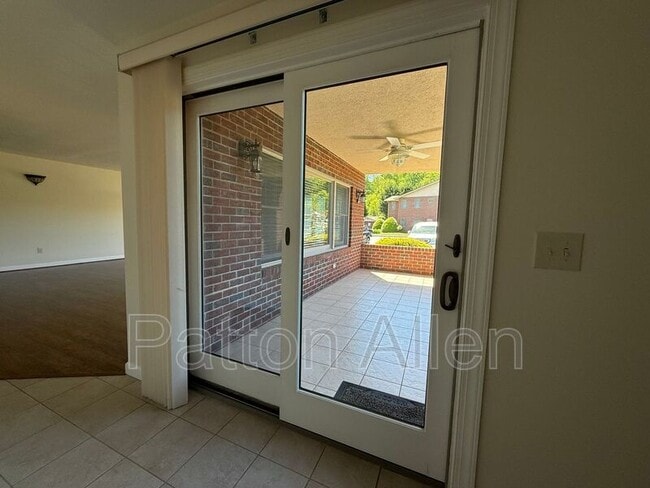 Foto del edificio - 1465 S Lakeshore Dr