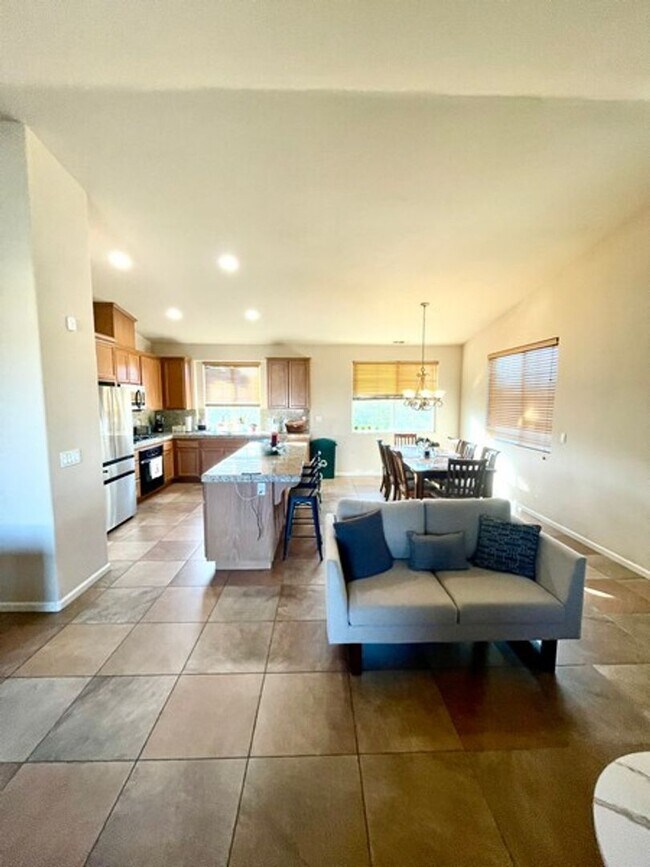 Building Photo - Modern, Newer, Spacious!