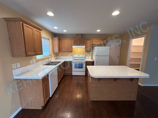 Building Photo - Spacious 4-Bed Home with 2.5 Baths in Troutdale – Your Perfect Retreat Awaits!