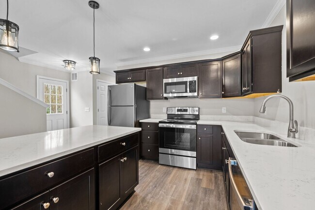 Building Photo - Gorgeous 1 Year Old 3 Bed/3.5 Bath Duplex
