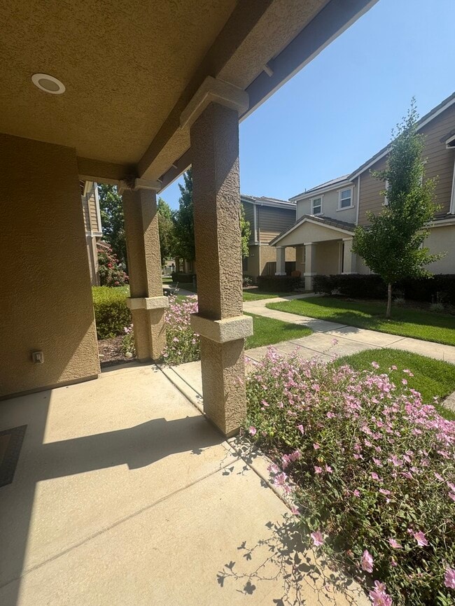 Building Photo - 72 Crystalwood Cir
