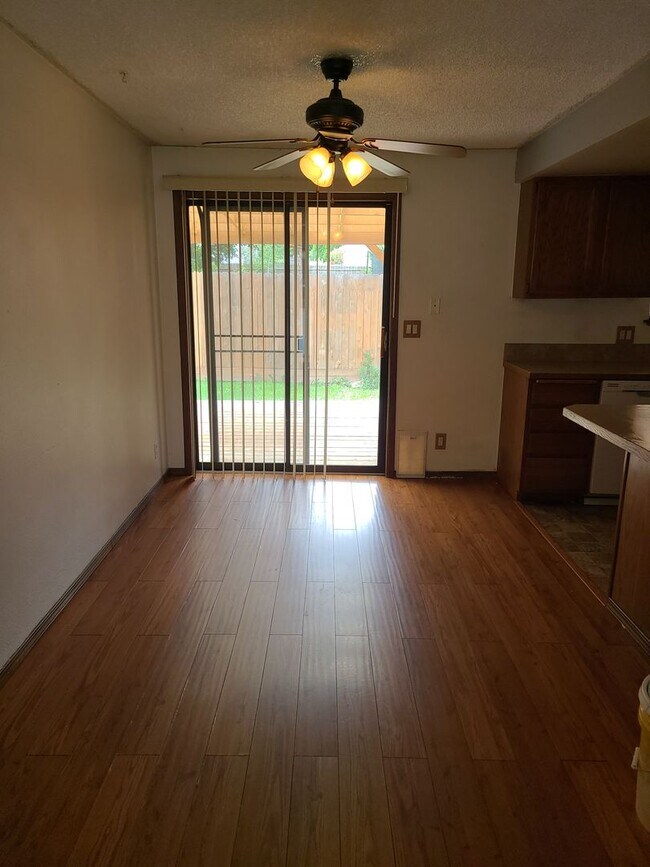 Building Photo - Hillview Duplex