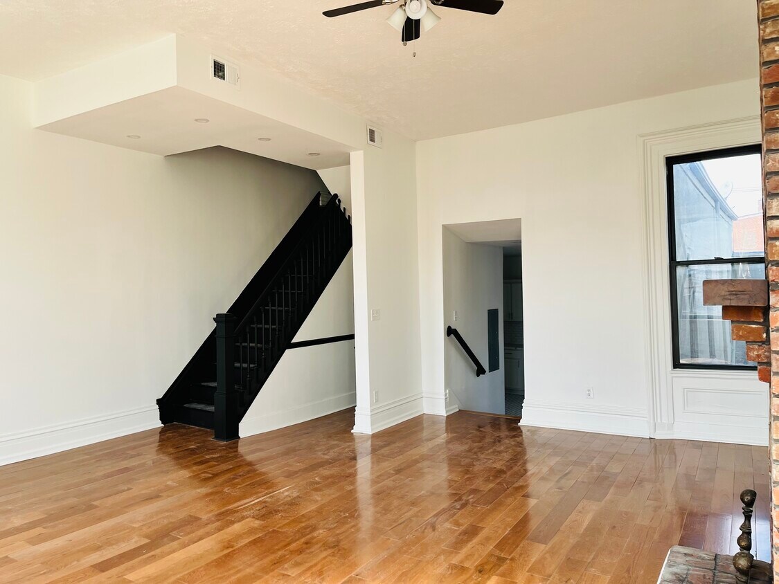 Foto principal - 922 Western Ave