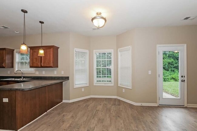 Building Photo - 124 Revolutionary Dr