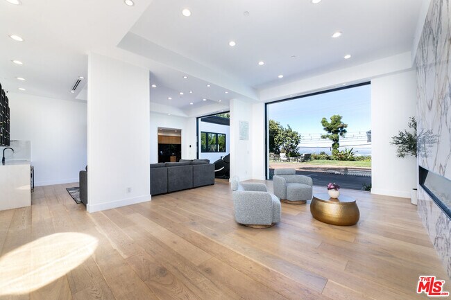 Foto del edificio - 16341 Sloan Dr
