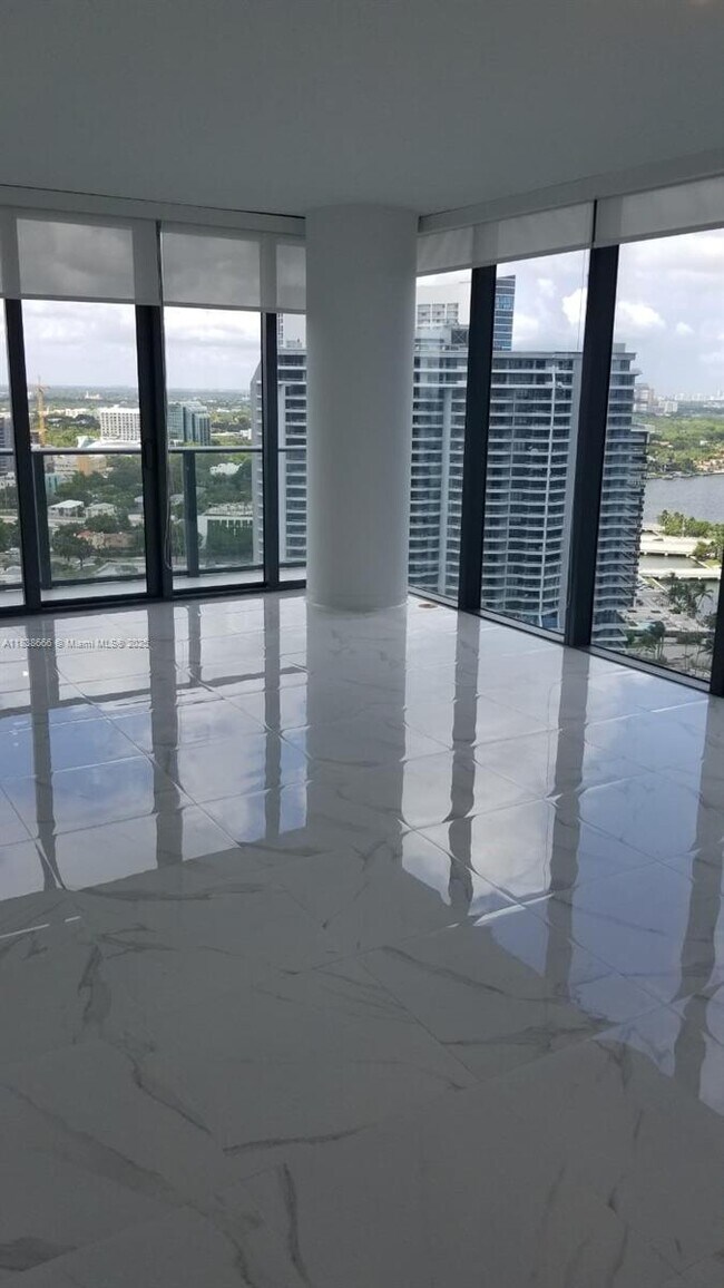 Foto del edificio - 650 NE 32nd St