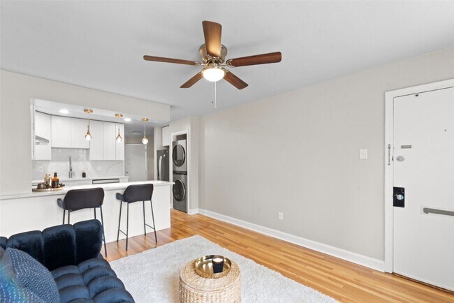 Foto del edificio - 4930 Kemper Ave