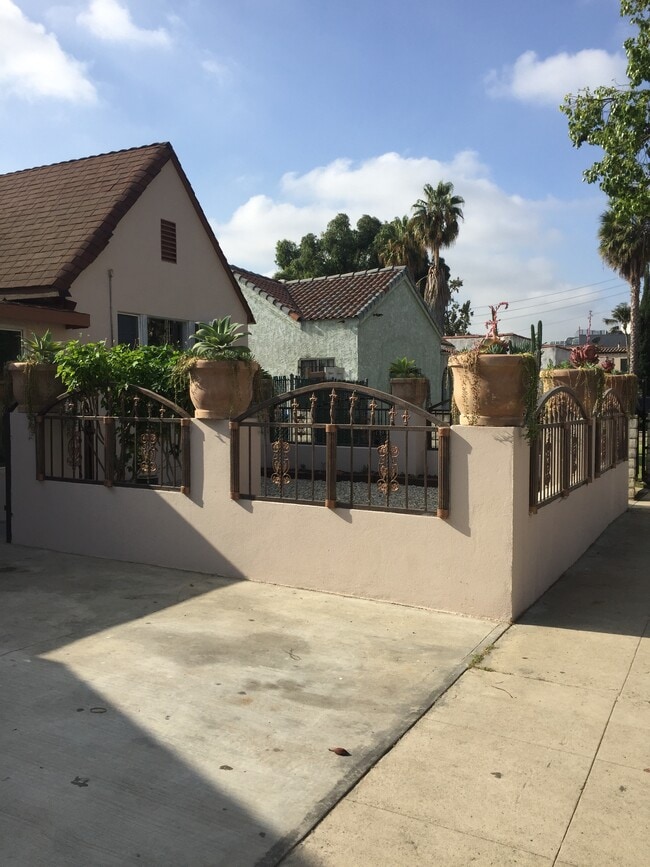 Building Photo - 1336 S Mansfield Ave