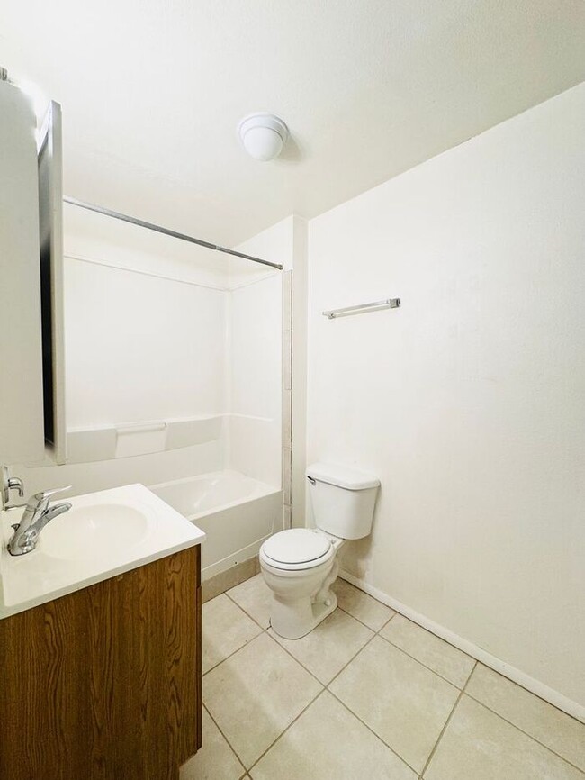 Building Photo - 1/2 OFF 1ST MONTHS RENT!!!! One-bedroom Ap...