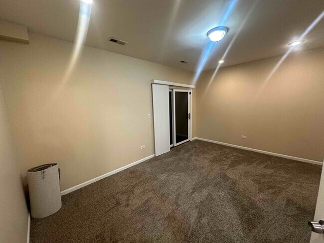 Foto del edificio - 1328 W 109th St