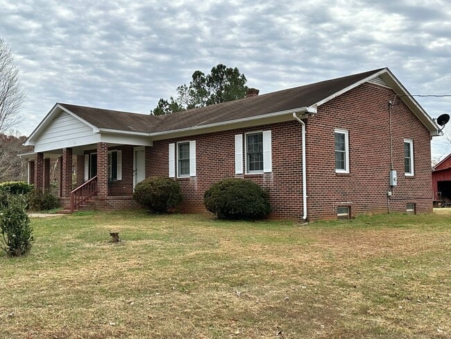 Foto del edificio - 4-Bedroom Brick Home with Full Unfinished ...