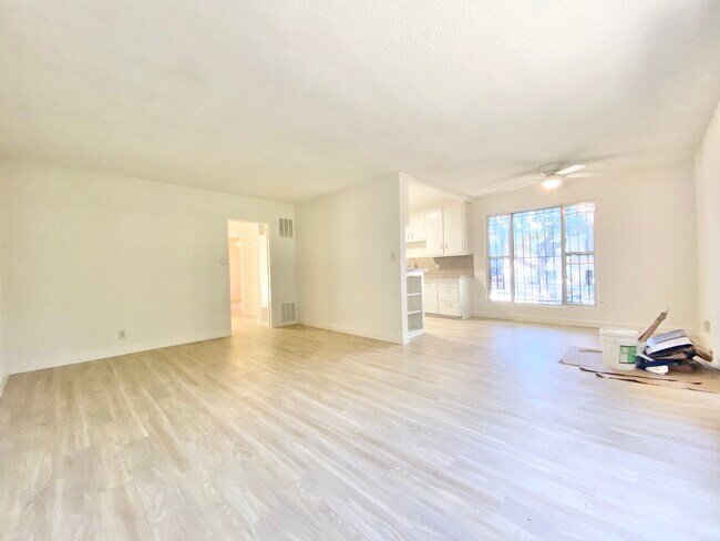 Foto del edificio - 1215 N Fuller Ave