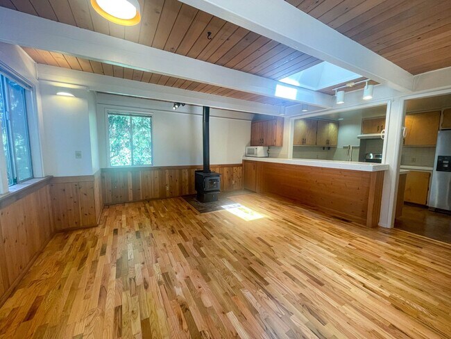 Building Photo - 3Bd/2.5Ba Edmonds Home