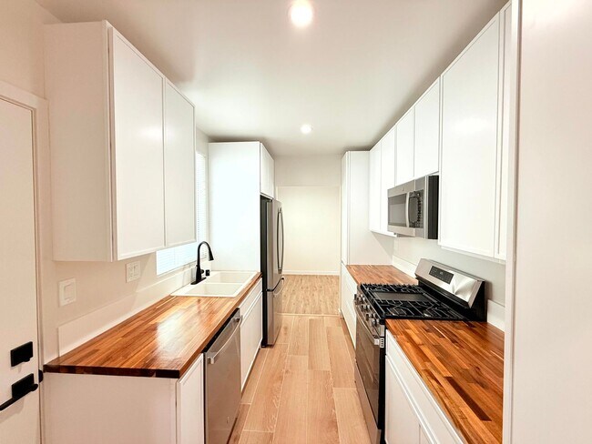 Foto del edificio - 2302-2306 N Frederic St