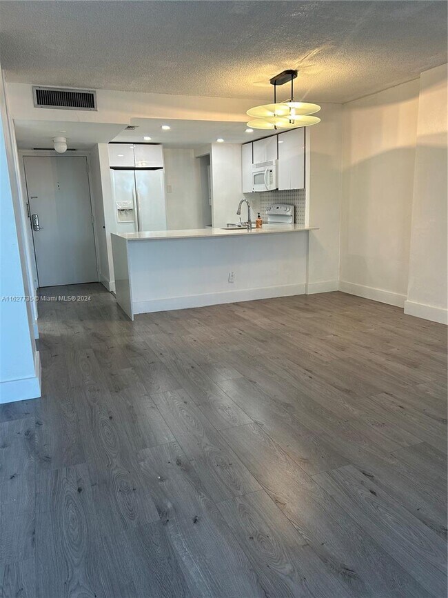 Foto del edificio - 600 NE 36th St